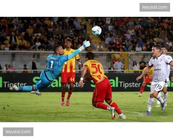 门将扑点后激情怒吼，点燃主场观众情绪